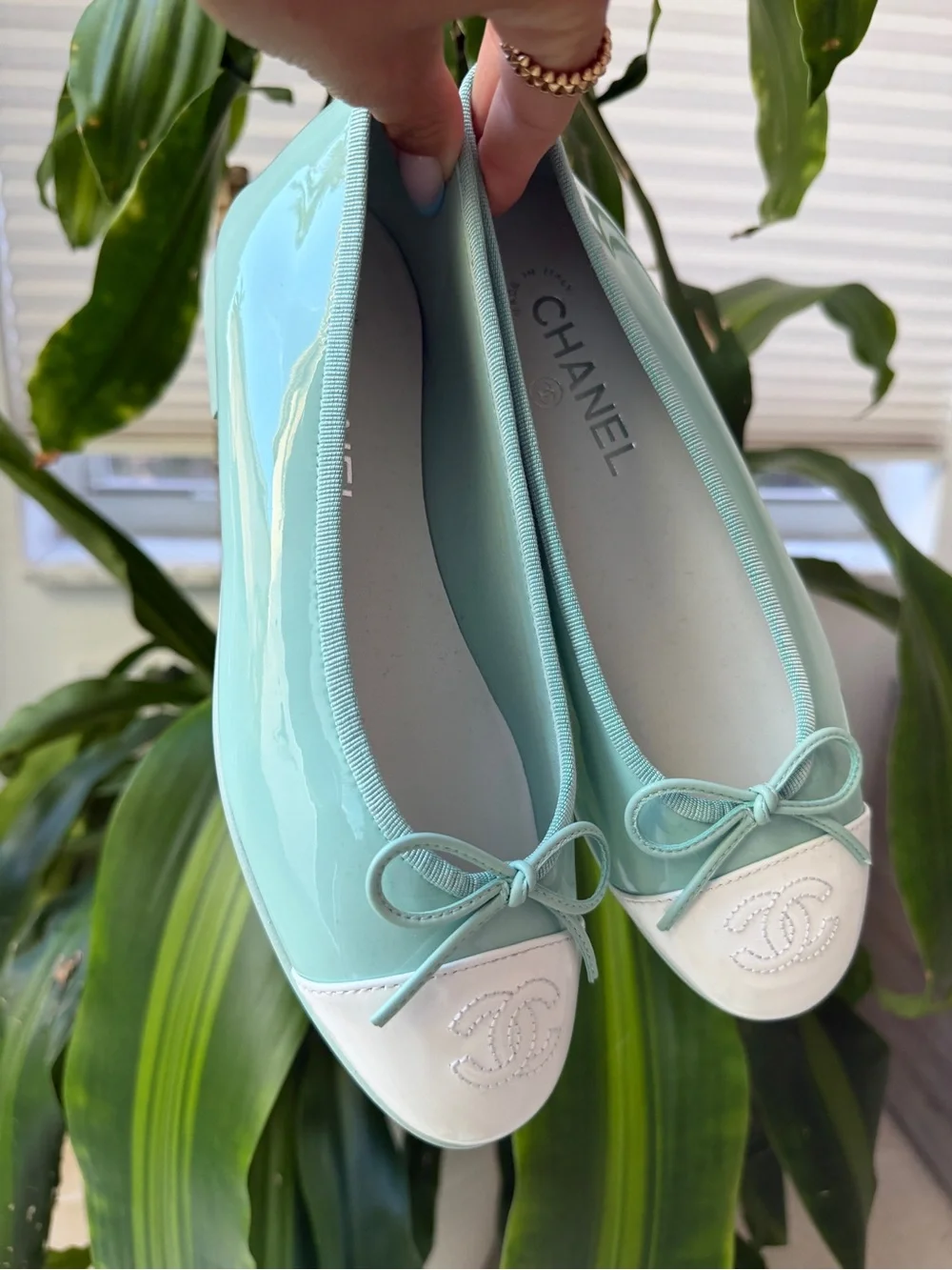 CHANEL MINTY TURQUOISE GREEN PATENT LEATHER WHITE CC CAP TOE BALLET FLATS 37 C